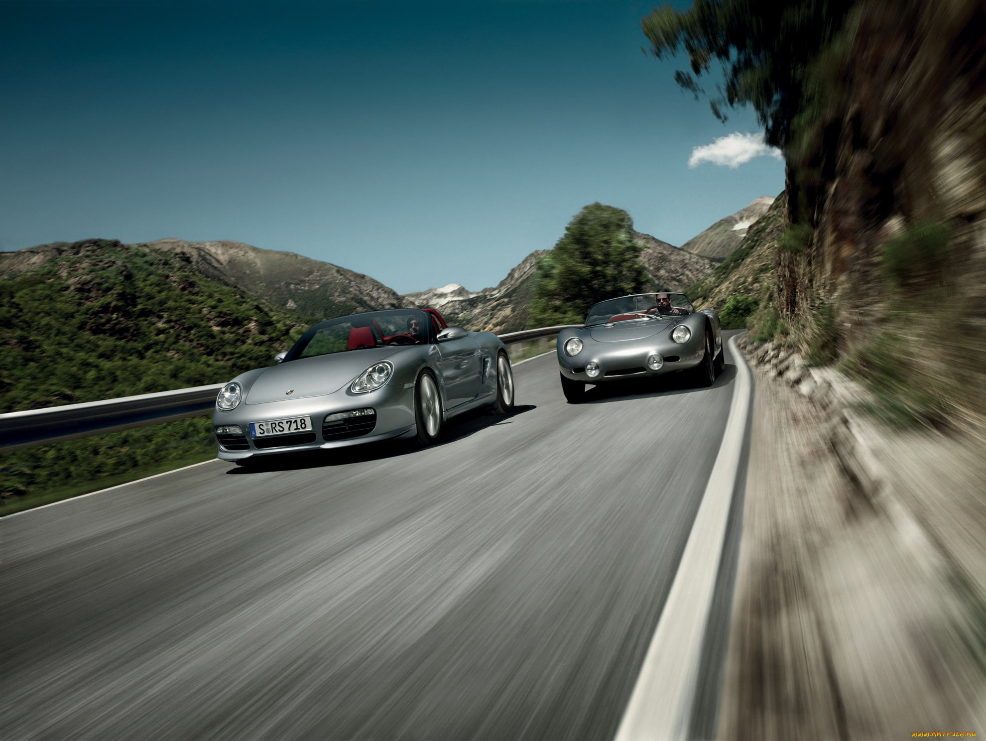 Машины красиво едут. Porsche rs60. Машина на дороге. Автомобиль едет. Две машины.